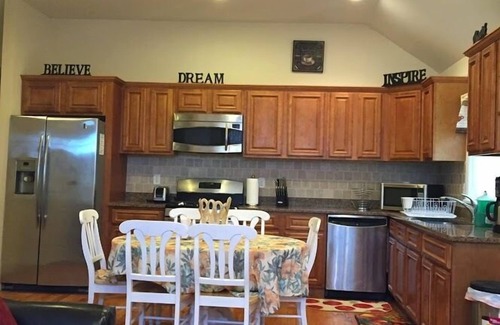 Paterson Apartamento | Apartamento de 3 dormitorios y 2 baños con estacionamiento gratuito ubicado a 15 minutos de Nueva York