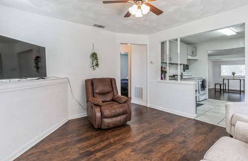 Northside Casa | 15 Mins Shands/Mins Jax Airport 3 bd 2 Bth Home