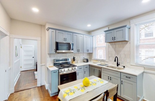 Roslindale Apartamento | 15 minutes to Fenway Park! Family-sized unit offers free parking.