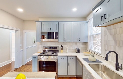 Roslindale Apartamento | 15 minutes to Fenway Park! Family-sized unit offers free parking.