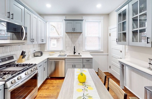 Roslindale Apartamento | 15 minutes to Fenway Park! Family-sized unit offers free parking.