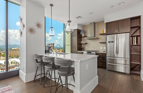 Downtown Asheville Condominio | 'Endless Sunset Retreat' a Luxury Downtown Condo with Mountain Views