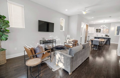Hadley - Washington Casa | Stunning Getaway! Rooftop Deck! Great Location