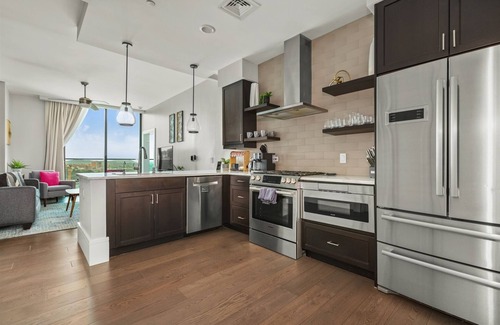 Downtown Asheville Condominio | 'Southern Exposure' a Dog-Friendly Downtown Asheville Condo w/ Mountain Views