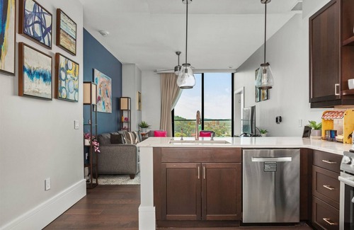 Downtown Asheville Condominio | 'Southern Exposure' a Dog-Friendly Downtown Asheville Condo w/ Mountain Views