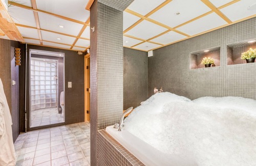 Ronninge Villa | Entrada privada, planta baja separada de 150 metros cuadrados en una villa, ¡sensación de SPA!