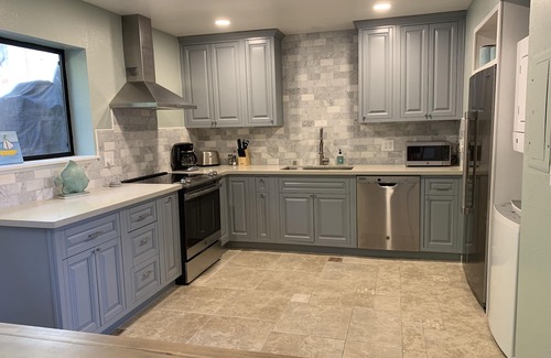 Capitola Condominio | ¡150 pasos a la arena! Hermoso condominio 2Bd / 2Ba con vista al mar. Duerme 8
