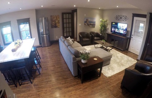 Perth South Casa | 1500 sf: 2 level, cozy, modern guest suite. private entry. close to amenities