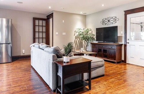 Perth South Casa | 1500 sf: 2 level, cozy, modern guest suite. private entry. close to amenities