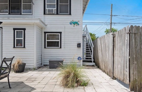 Old Southeast Casa | 158 1/2 D-Coastal Old SE Upstairs 2 Bedroom