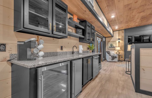 Sevierville Cabina | 15BR Luxury | 3 Cabins | Rooftop Lounges | Indoor Pools | Hot Tubs | Walk to Water Park | 66 Sleep