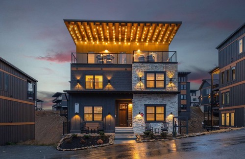 Sevierville Cabina | 15BR Luxury | 3 Cabins | Rooftop Lounges | Indoor Pools | Hot Tubs | Walk to Water Park | 66 Sleep