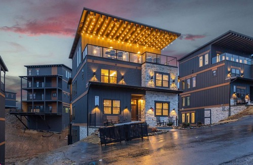 Sevierville Cabina | 15BR Luxury | 3 Cabins | Rooftop Lounges | Indoor Pools | Hot Tubs | Walk to Water Park | 66 Sleep