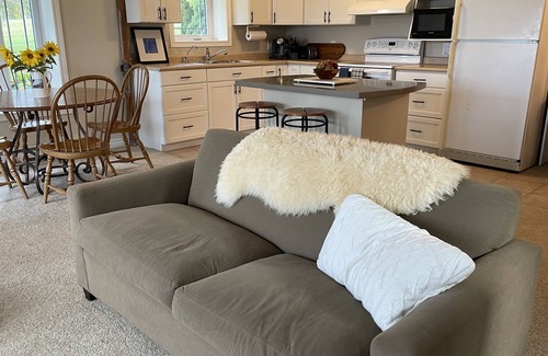 Meaford Apartamento | 16 acre pet friendly one bedroom apartment on hobby horse farm.