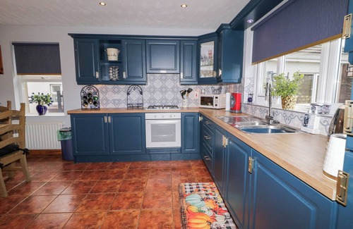 Ballycastle Cabaña | 16 WHITEHALL PLACE, family friendly, with open fire in Ballycastle