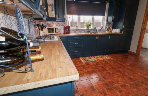 Ballycastle Cabaña | 16 WHITEHALL PLACE, family friendly, with open fire in Ballycastle