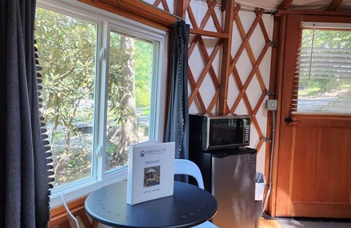 Mill Spring Apartamento | 16' Yurt, Dog Friendly, Deck, Dome Skylight, Sleeps 2.