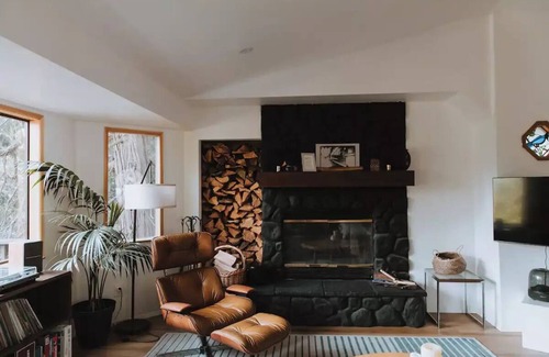 Cedarpines Park Cabina | 1600SF Nature Retreat Near Trails & Lake with Large Deck