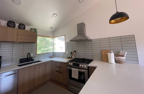 Cedarpines Park Cabina | 1600SF Nature Retreat Near Trails & Lake with Large Deck