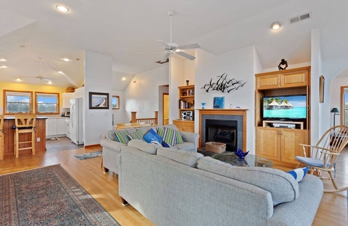 Buck Island Casa | 1606 Jouhara * 4 Min Walk to Beach * Hot Tub * Screened In Porch