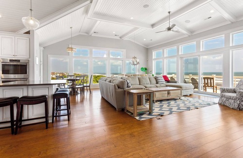 Currituck County Casa | 1617 Point Break*Oceanfront*Elevator*Tiki*Theater