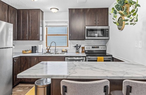 Merriam Park Casa | 1663 Selby · Capital Charm: Large Group Getaway