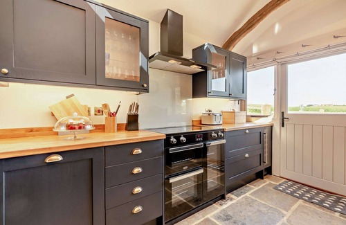 Banbury Cabaña | 16th century converted mill in the Cotswolds with a hot tub -Little Barford Mill