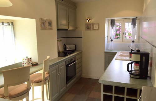 Velines Cabaña | 16th Century Historic Manor House - Kiwi Cottage - 12mx6m Heated Pool