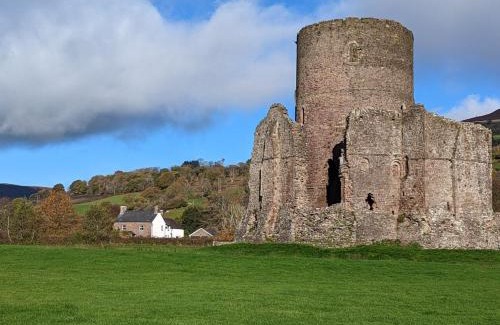 Tretower Casa | 16th Century House, Castle Views, Mountain Views, Hot Tub, Firepit, Stunning Interiors
