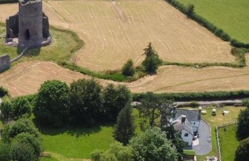 Tretower Casa | 16th Century House, Castle Views, Mountain Views, Hot Tub, Firepit, Stunning Interiors