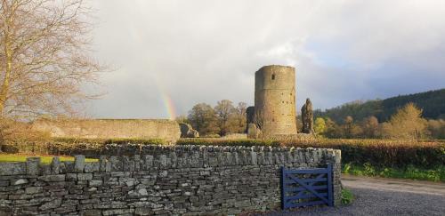 Tretower Casa | 16th Century House, Castle Views, Mountain Views, Hot Tub, Firepit, Stunning Interiors