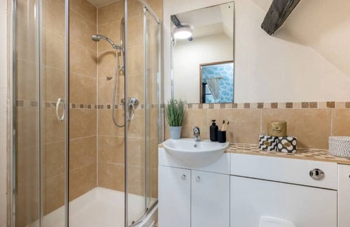 Kennington Casa | 16th Century Thatched Cottage!