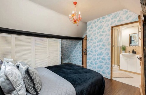 Kennington Casa | 16th Century Thatched Cottage!