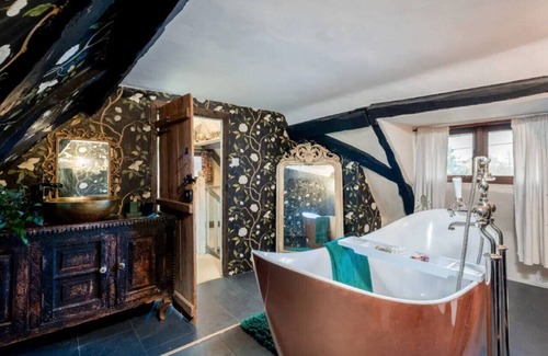 Kennington Casa | 16th Century Thatched Cottage!