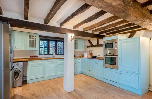 Kennington Casa | 16th Century Thatched Cottage!