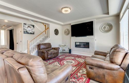 Aurora Casa | 17 Mi to Downtown Denver Modern Aurora Home!