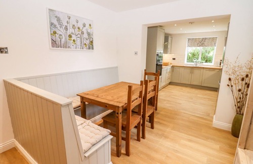 Broadway Cabaña | 17 SANDS CLOSE, pet friendly, with open fire in Broadway