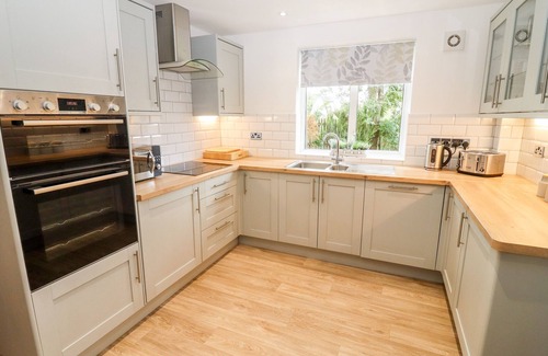 Broadway Cabaña | 17 SANDS CLOSE, pet friendly, with open fire in Broadway