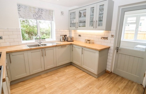 Broadway Cabaña | 17 SANDS CLOSE, pet friendly, with open fire in Broadway