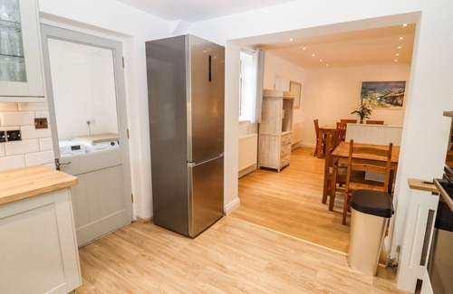 Broadway Cabaña | 17 SANDS CLOSE, pet friendly, with open fire in Broadway