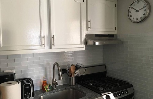 North Bergen Apartamento | Bright NYC Apt / Parking Avail-20 min a Time Square