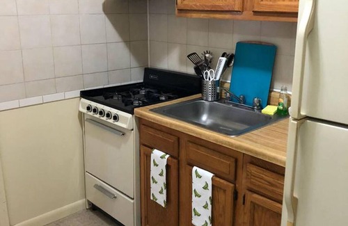 North Bergen Apartamento | Cool Pop Art 2bed Apt-20min NYC Estacionamiento disponible