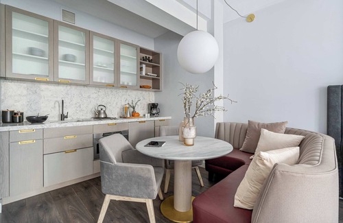 Financial District Apartamento | 17John: Executive King Suite with Sofa Bed