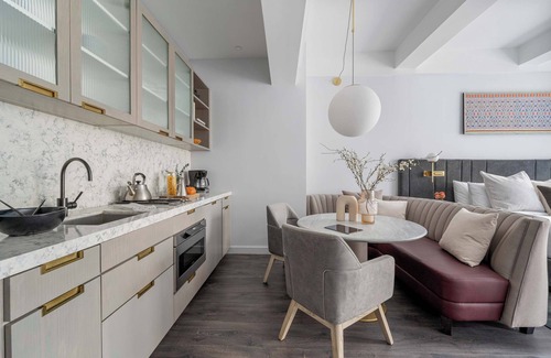 Financial District Apartamento | 17John: Executive King Suite with Sofa Bed