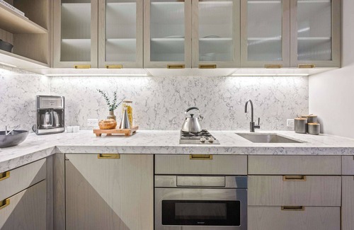 Financial District Apartamento | 17John: Grand King Suite Apartment