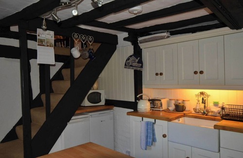 Shottery Cabaña | 17th Century 2 Bed Thatched Cottage Close to Stratford Upon Avon. Private Garden
