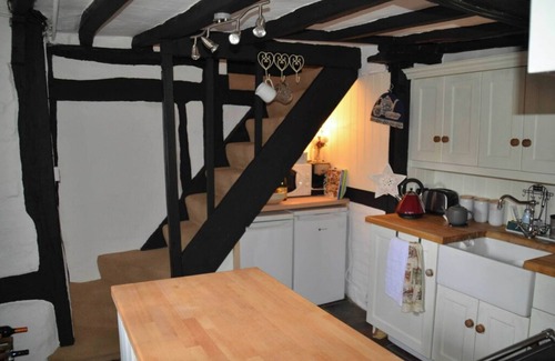 Shottery Cabaña | 17th Century 2 Bed Thatched Cottage Close to Stratford Upon Avon. Private Garden