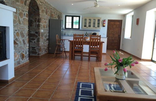 Malaga-Este Apartamento | Convento del siglo XVII que ofrece vacaciones familiares con piscina, tenis y vistas increíbles.