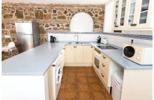 Malaga-Este Apartamento | Convento del siglo XVII que ofrece vacaciones familiares con piscina, tenis y vistas increíbles.
