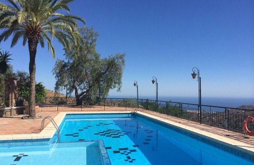 Malaga-Este Apartamento | Convento del siglo XVII que ofrece vacaciones familiares con piscina, tenis y vistas increíbles.